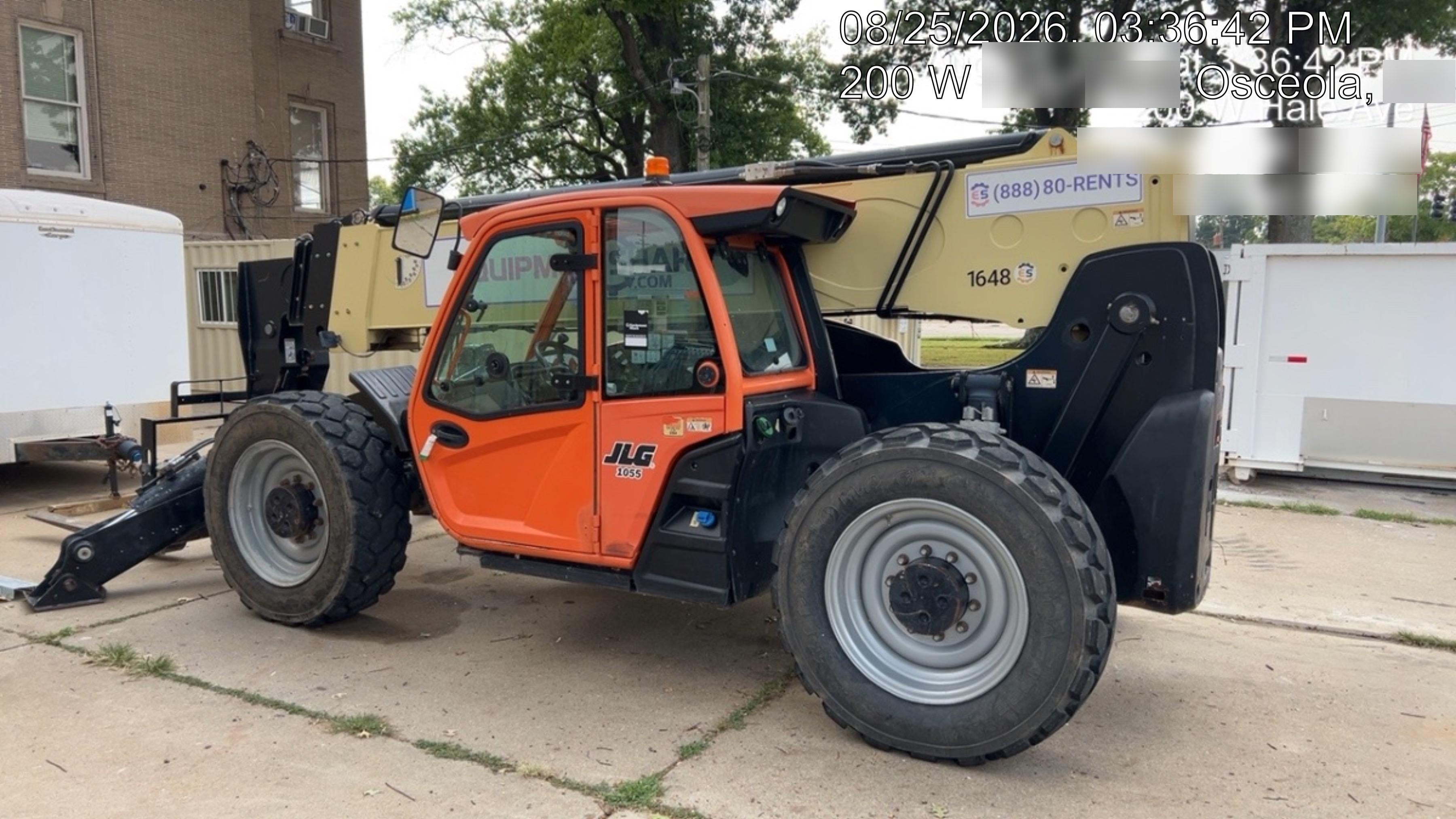 2016 JLG 1055