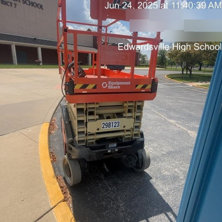 2023 JLG ES3246