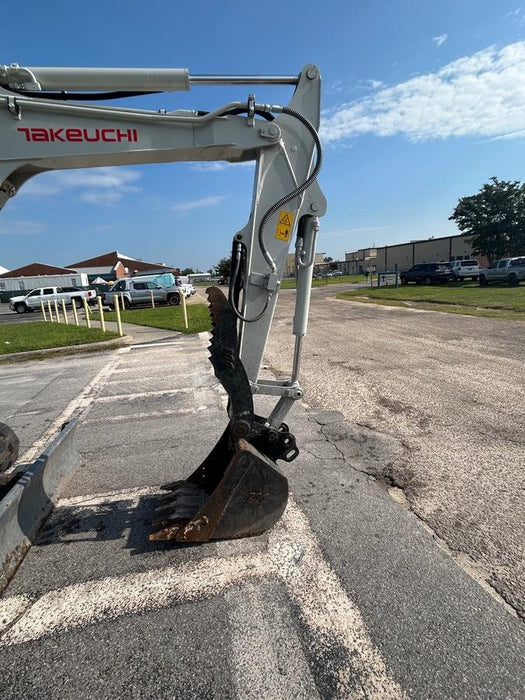 2025 TAKEUCHI 24" Bucket Takeuchi