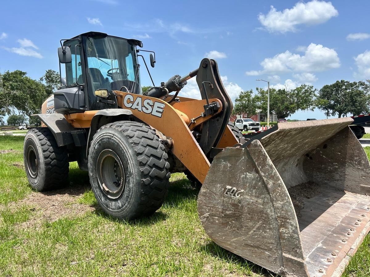 2017 CASE 821G