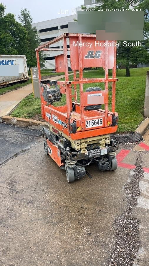 2022 JLG ES1330L