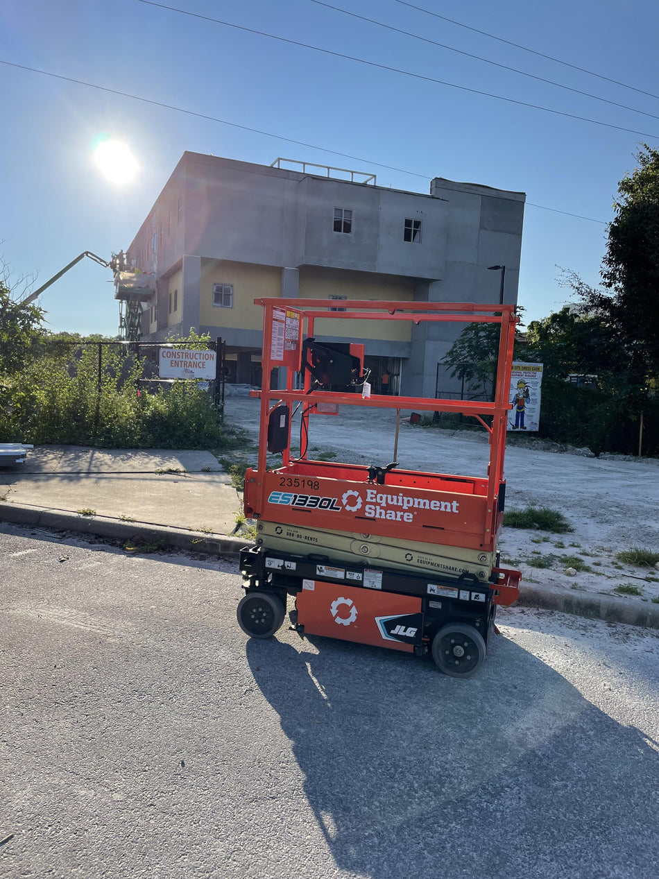 2022 JLG ES1330L