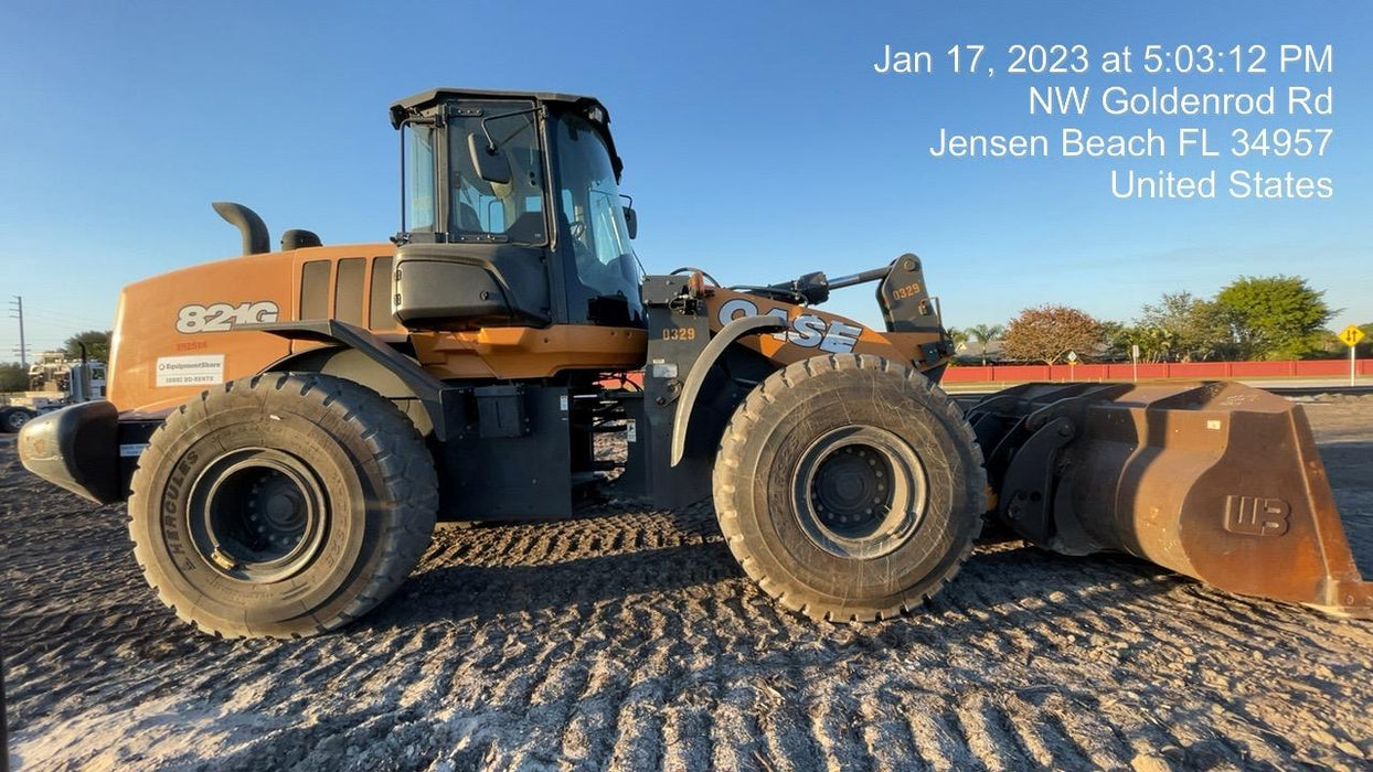 2017 Case 821G CLOSED CAB, JRB 418 STYLE HYD COUPLER