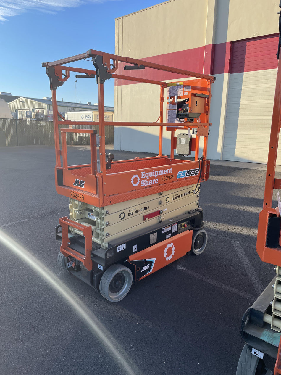 2022 JLG ES1932
