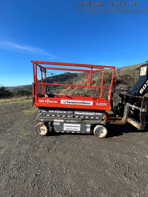 2020 Skyjack SJIII-3220 Solid NM Tires, Half height spring hinged entry gate, Dual Beacons, 6' Powered Extension Deck