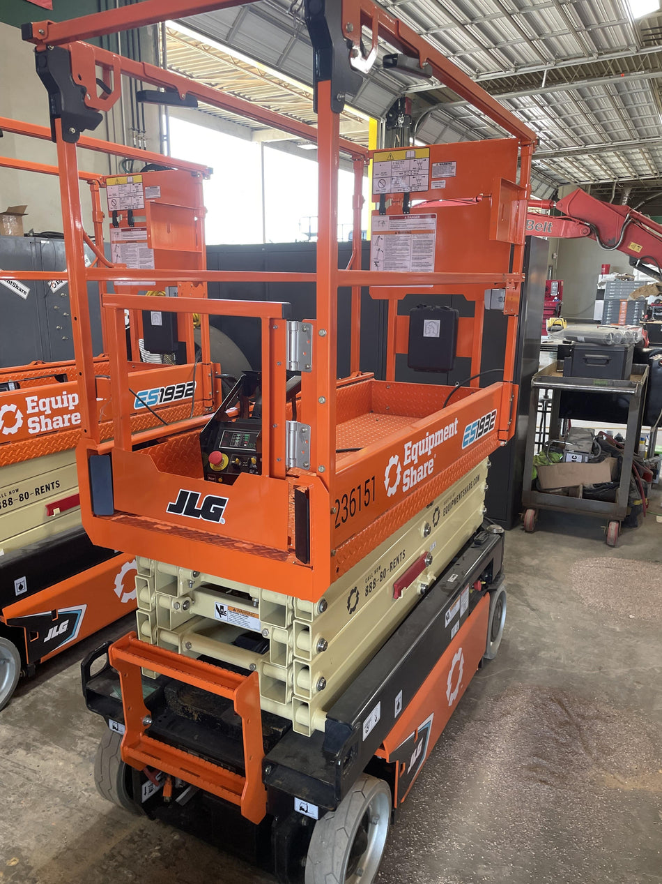2022 JLG ES1932