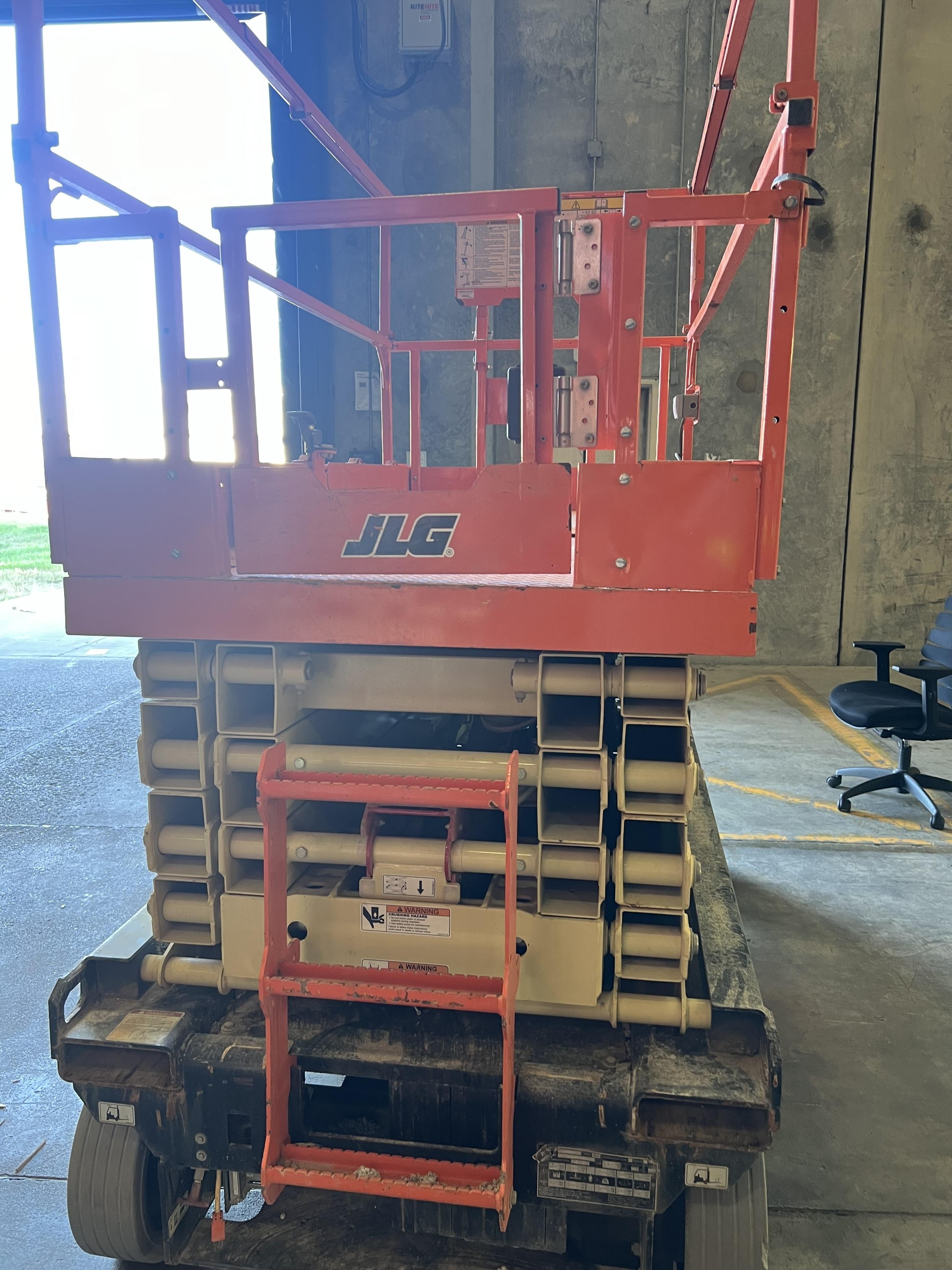 2022 JLG ES3246