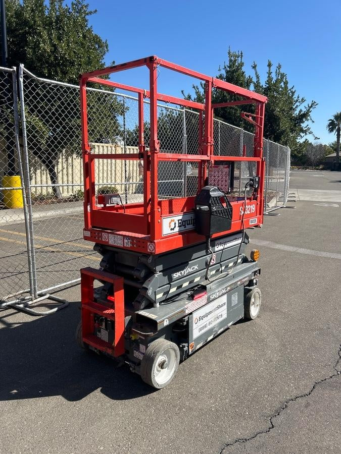 2020 Skyjack SJIII-3219 Solid NM Tires, Half height spring hinged entry gate, Dual Beacons, 800W Inverter