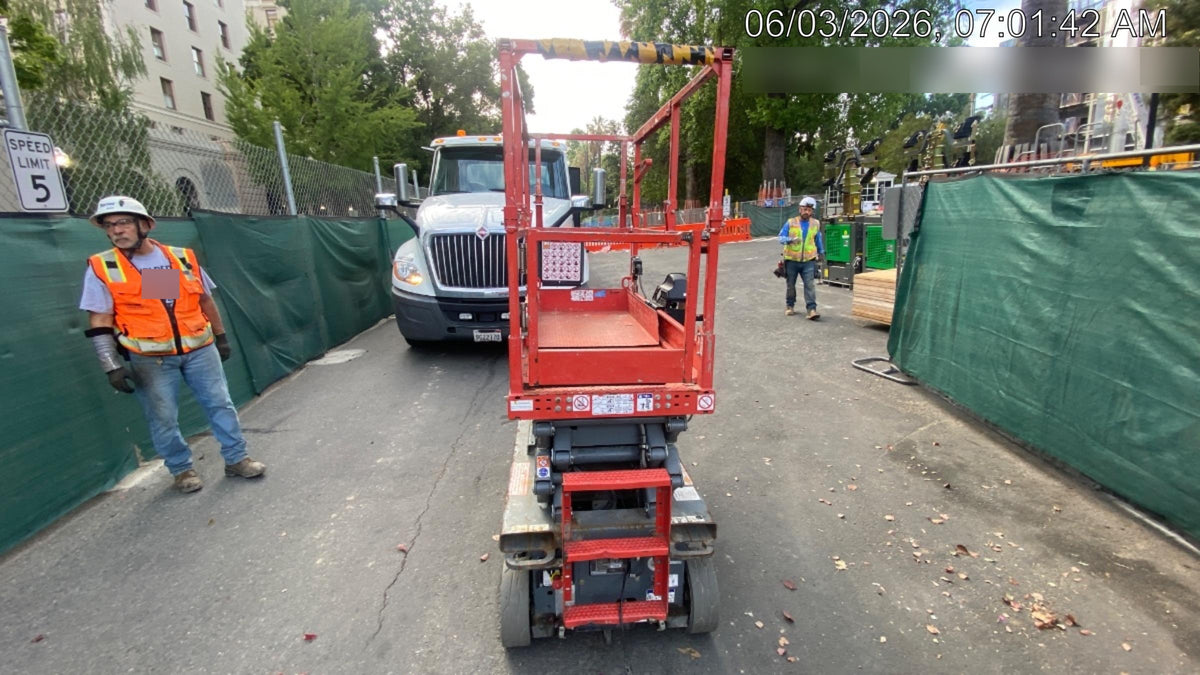 2020 Skyjack SJIII-3219 Solid NM Tires, Half height spring hinged entry gate, Dual Beacons, 800W Inverter