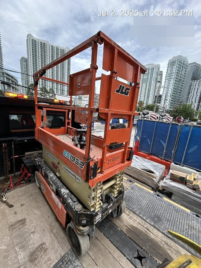 2022 JLG ES1932