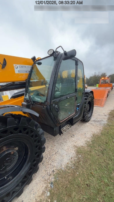 2019 JCB 512-56 109 HP w/CAB/HVAC, Beacon, Aux Hydraulics, Worklights, Solid Tires w/60" Carriage/Forks