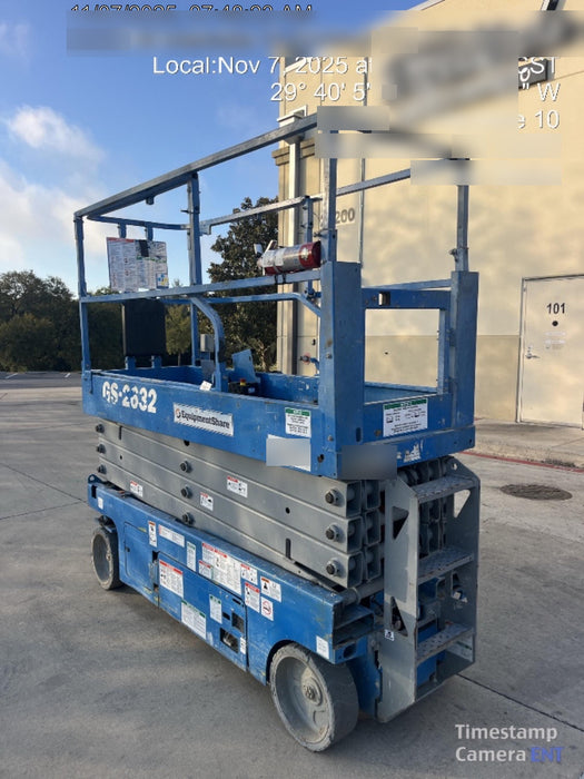 2019 Genie GS-2632 Folding rails with half height swing gate
