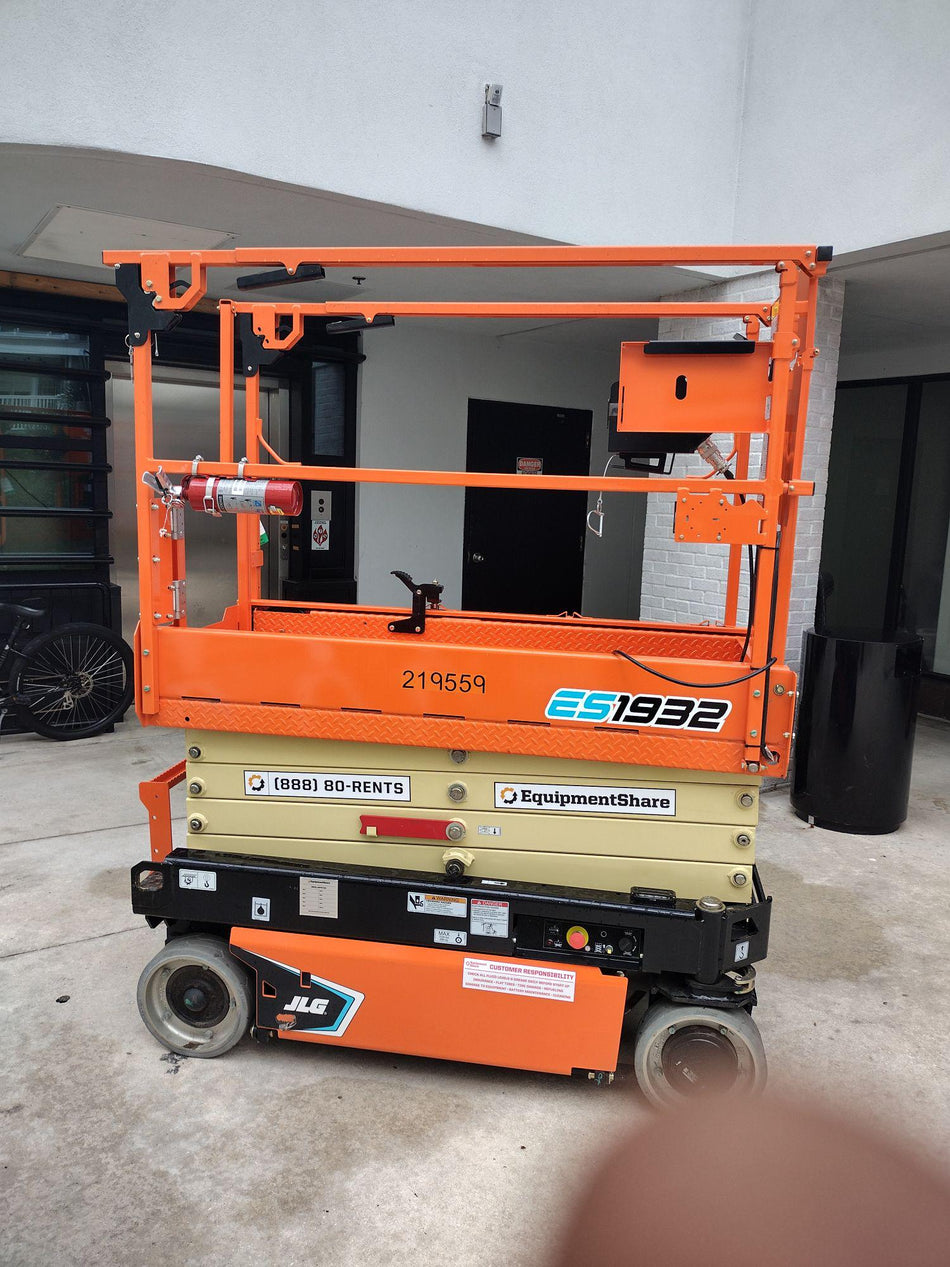 2022 JLG ES1932