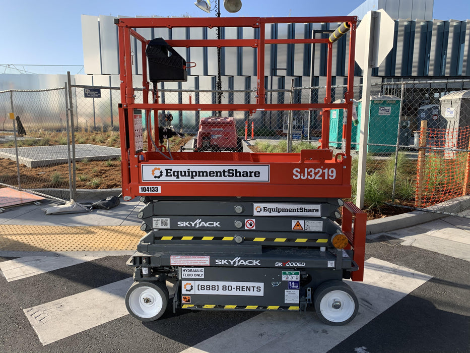 2020 Skyjack SJIII-3219 Solid NM Tires, Half height spring hinged entry gate, Dual Beacons, 800W Inverter