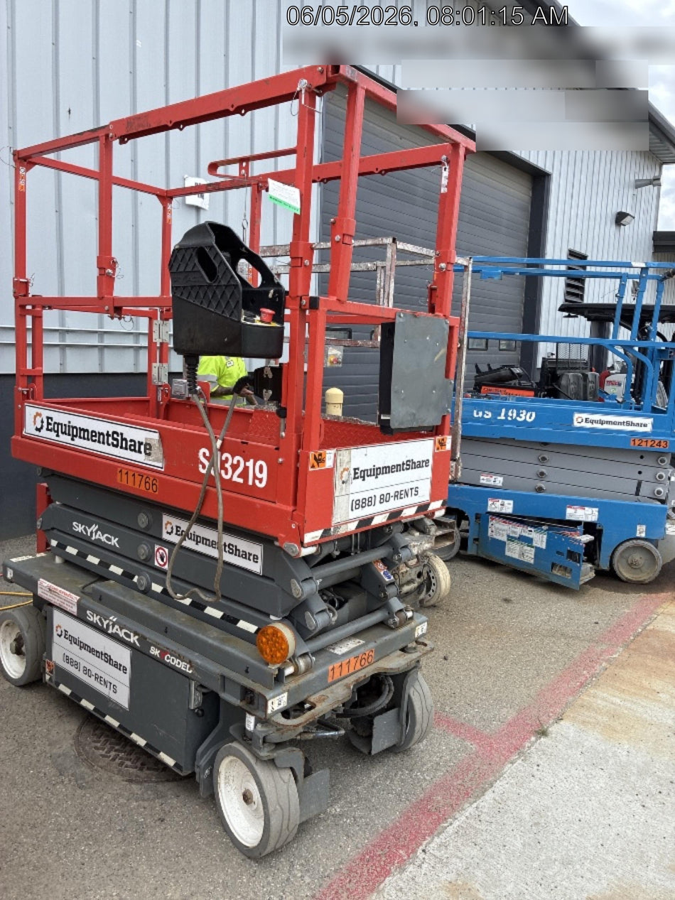 2020 Skyjack SJIII-3219 Solid NM Tires, Half height spring hinged entry gate, Dual Beacons, 800W Inverter