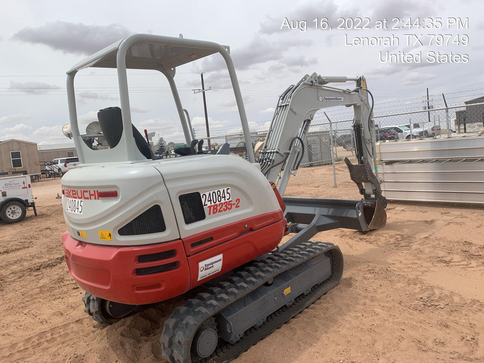 2022 TAKEUCHI TB235-2R