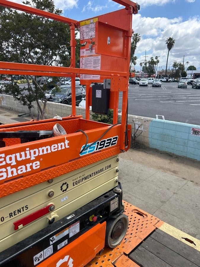 2024 JLG ES1932