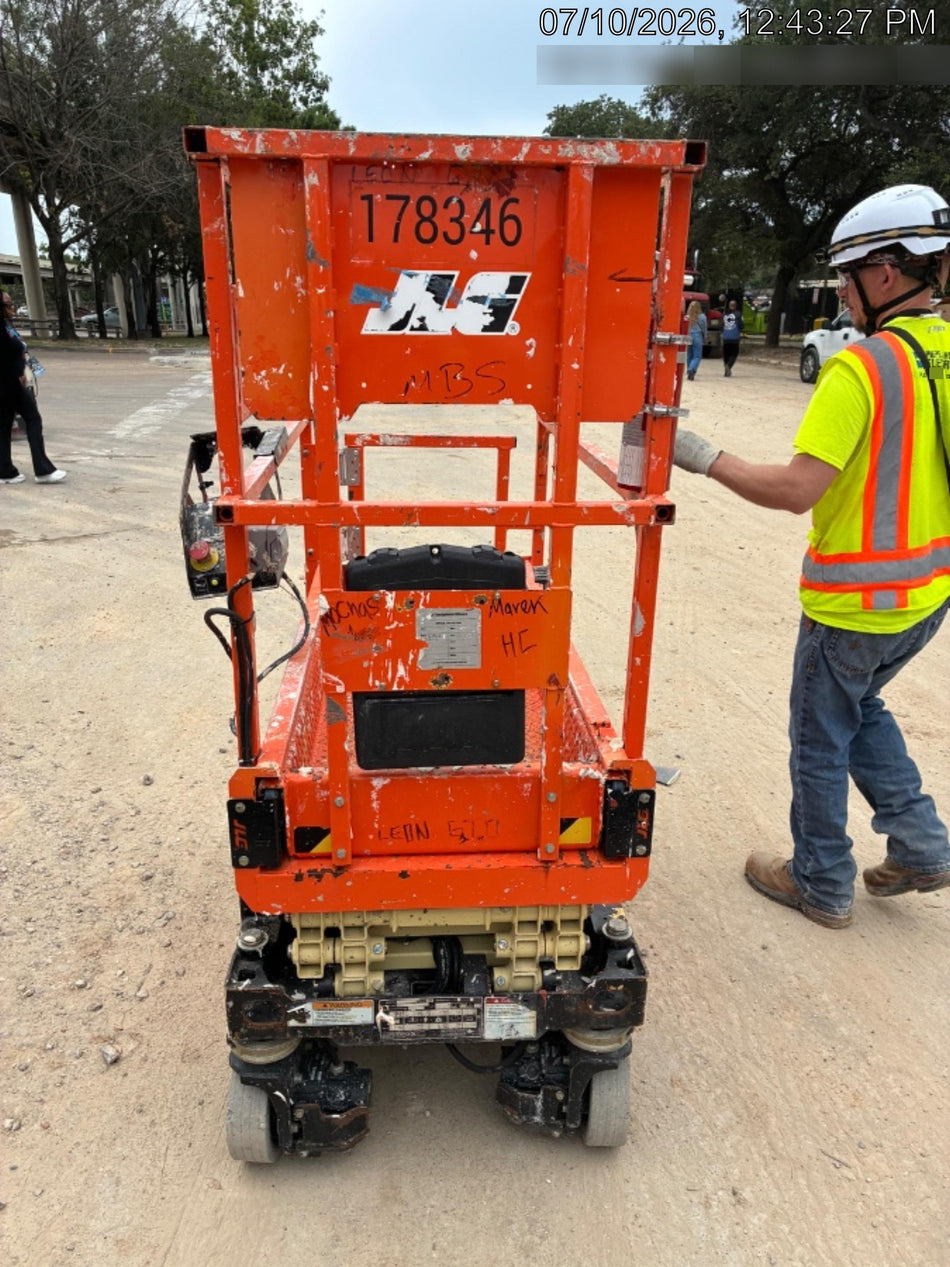 2021 JLG ES1330L