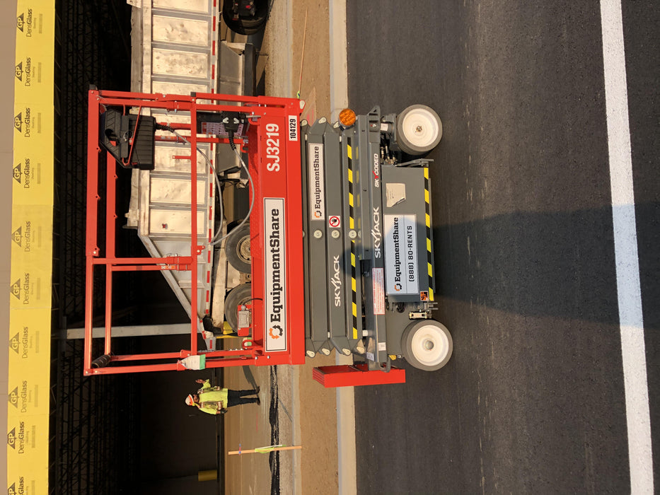 2020 Skyjack SJIII-3219 Solid NM Tires, Half height spring hinged entry gate, Dual Beacons, 800W Inverter