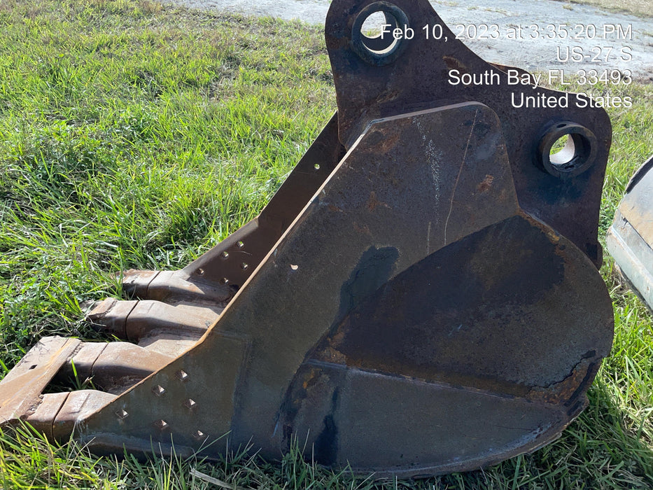 2017 CASE 36" Bucket - Case