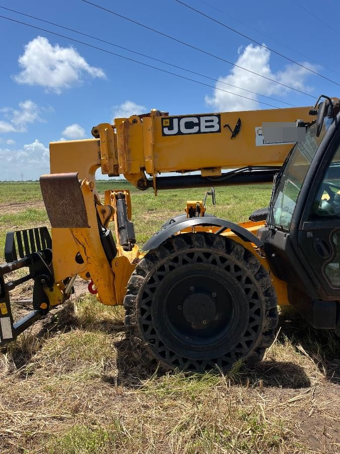 2019 JCB 512-56 109 HP w/CAB/HVAC, Beacon, Aux Hydraulics, Worklights, Solid Tires w/60" Carriage/Forks