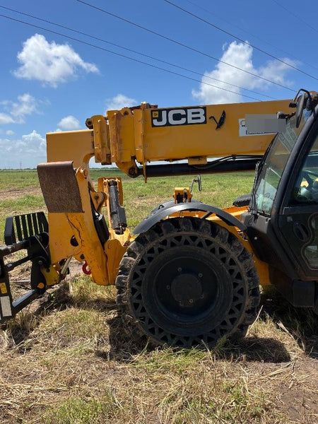 2019 JCB 512-56 109 HP w/CAB/HVAC, Beacon, Aux Hydraulics, Worklights, Solid Tires w/60" Carriage/Forks