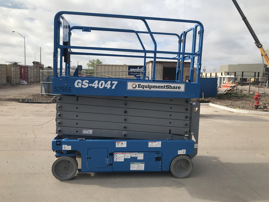 2019 Genie GS-4047 Folding rails with half height swing gate