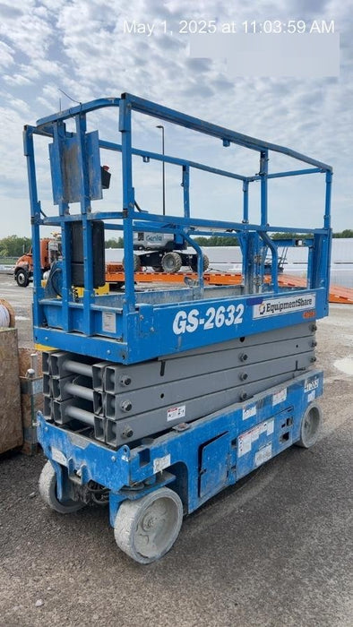 2019 Genie GS-2632 Folding rails with half height swing gate