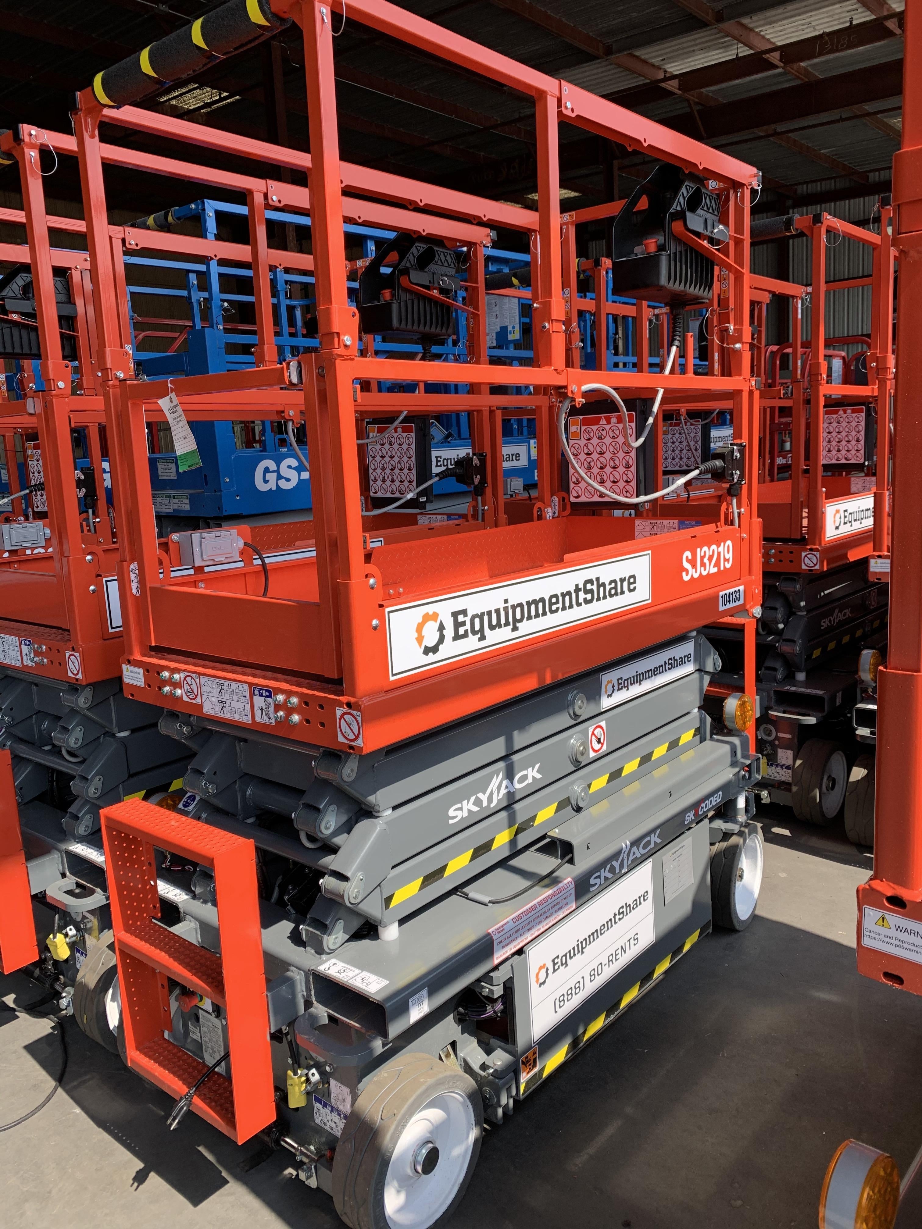 2020 Skyjack SJIII-3219 Solid NM Tires, Half height spring hinged entry gate, Dual Beacons, 800W Inverter