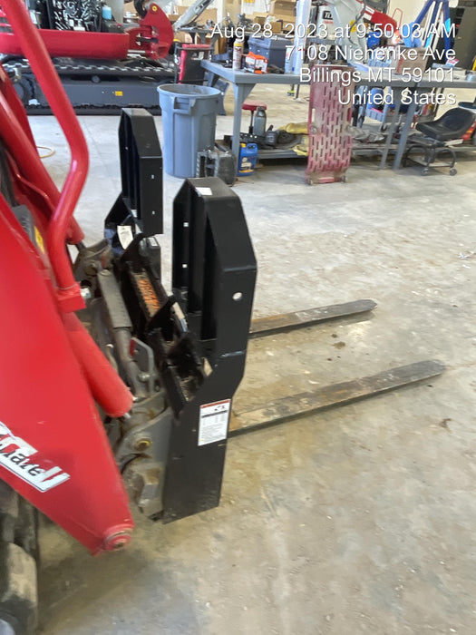 2022 TAKEUCHI 48" Pallet Forks - Takeuchi