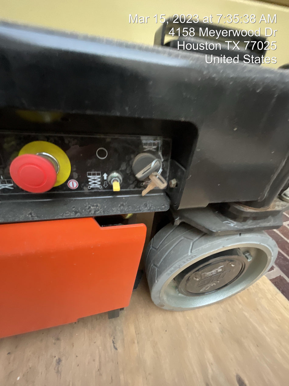 2023 JLG ES1932