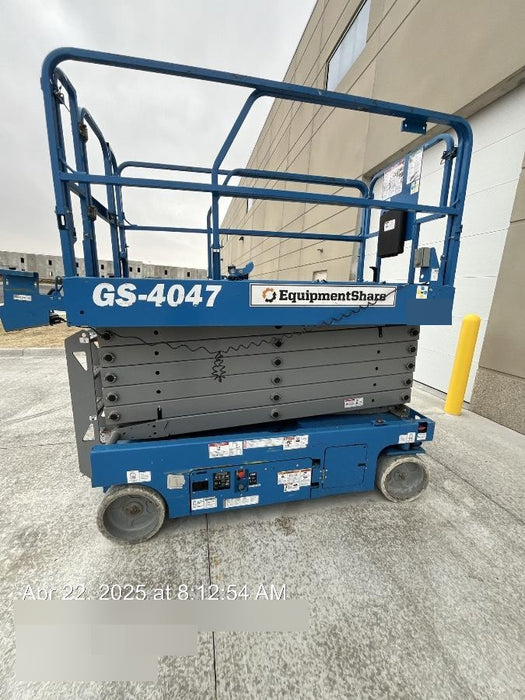 2019 Genie GS-4047 Folding rails with half height swing gate