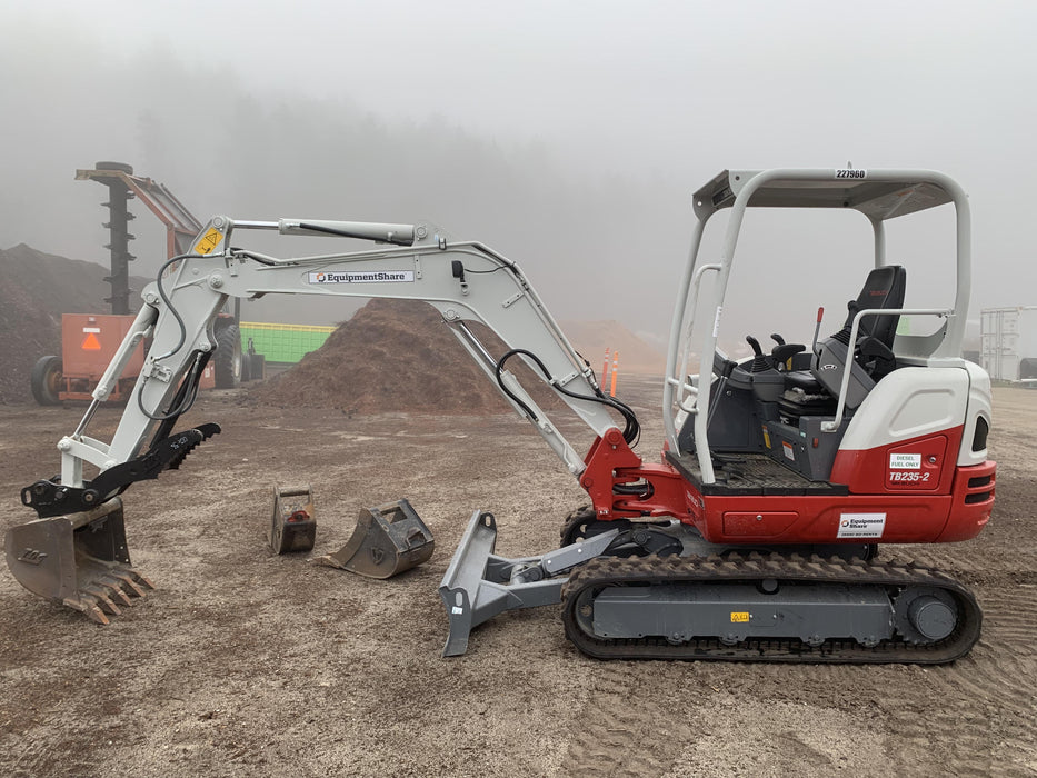 2022 TAKEUCHI TB235-2R