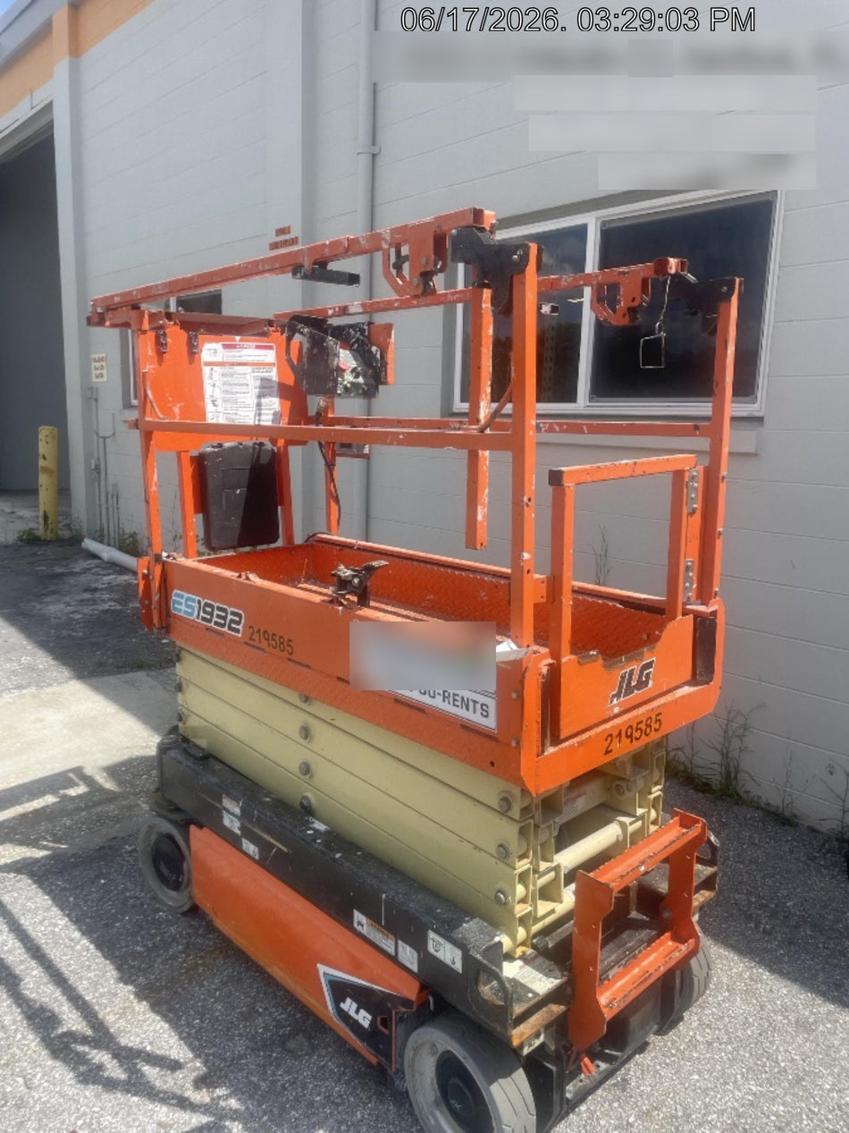 2022 JLG ES1932