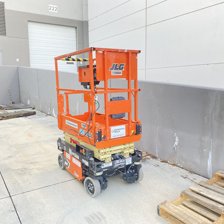 2022 JLG ES1330L
