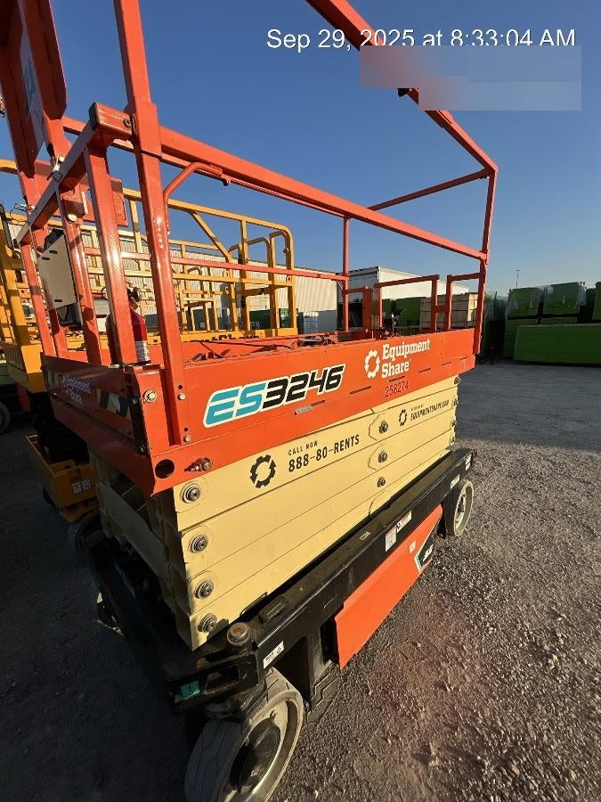 2022 JLG ES3246