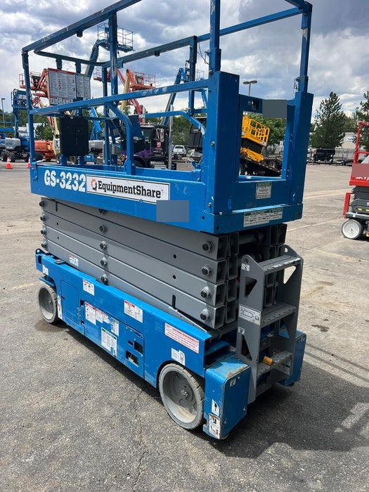 2019 Genie GS-3232 Folding rails with half height swing gate, 800 Amp Inverter