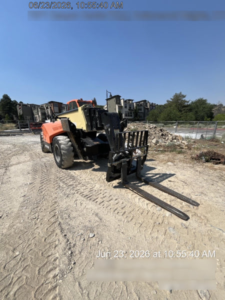 2021 JLG 1075