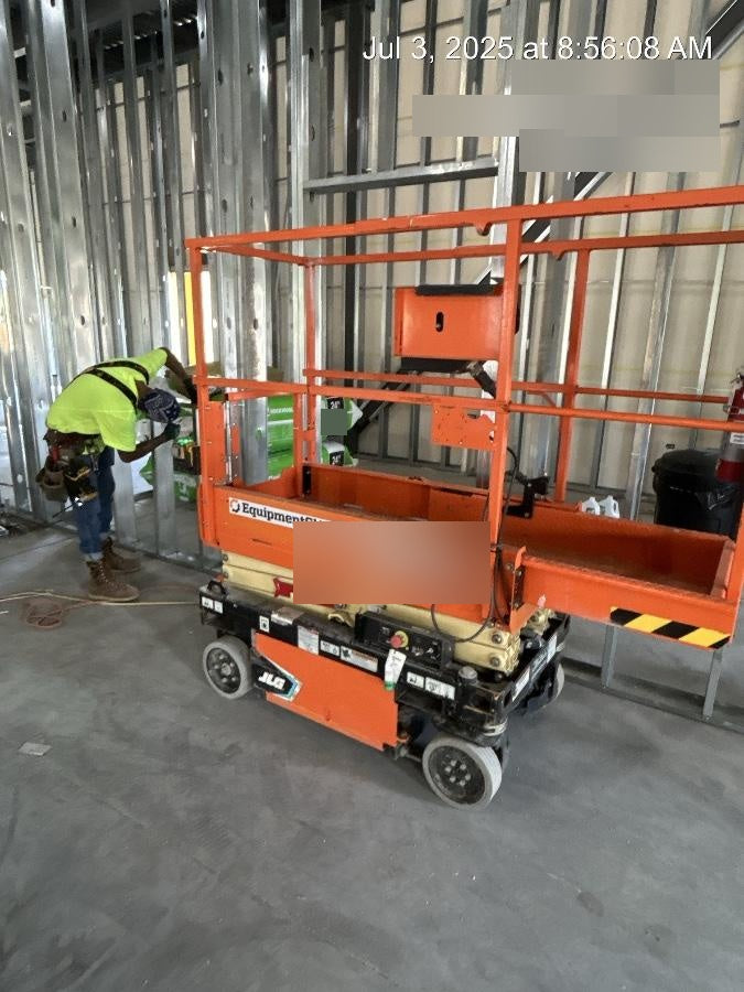 2022 JLG ES1330L