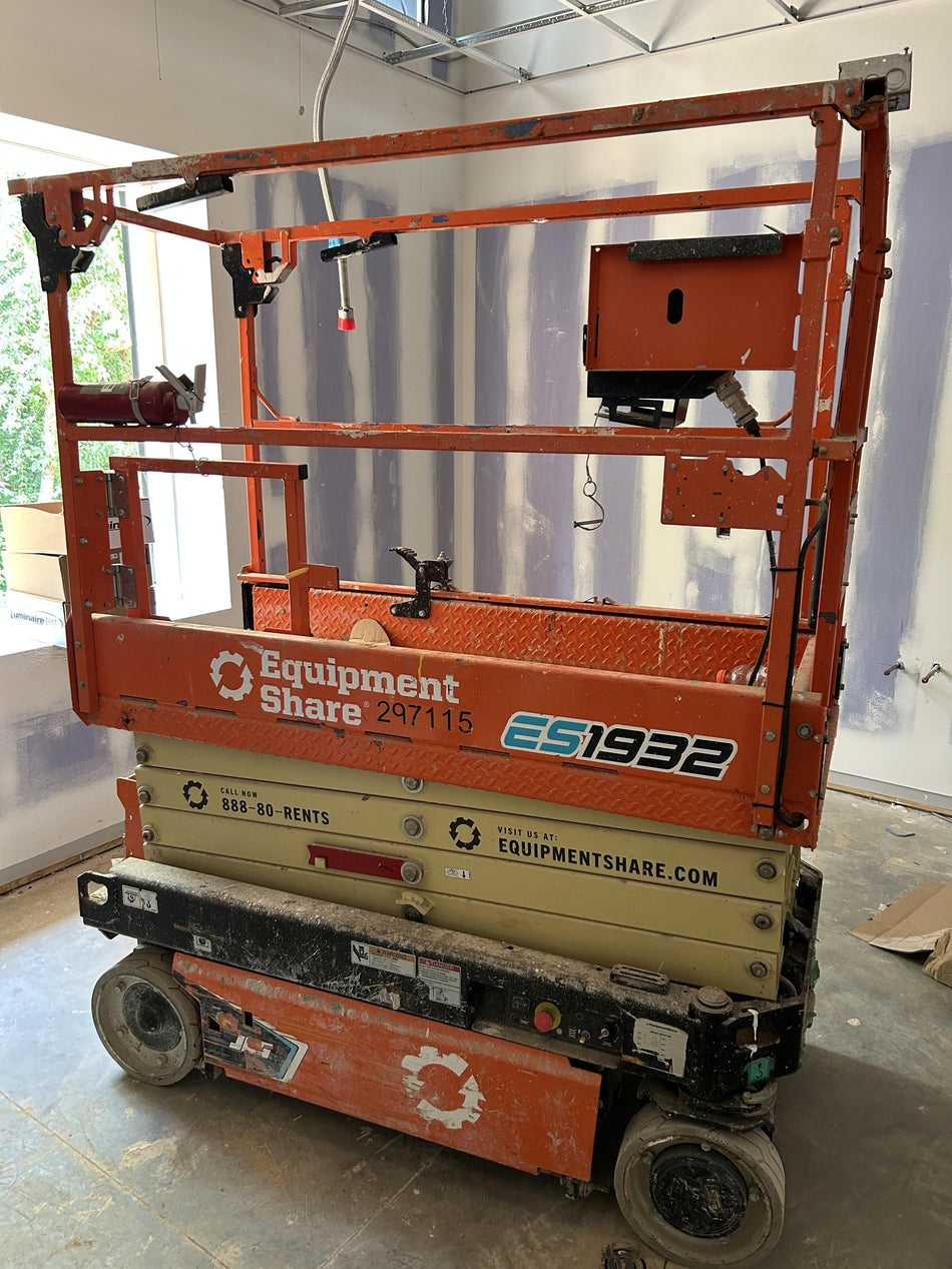 2023 JLG ES1932