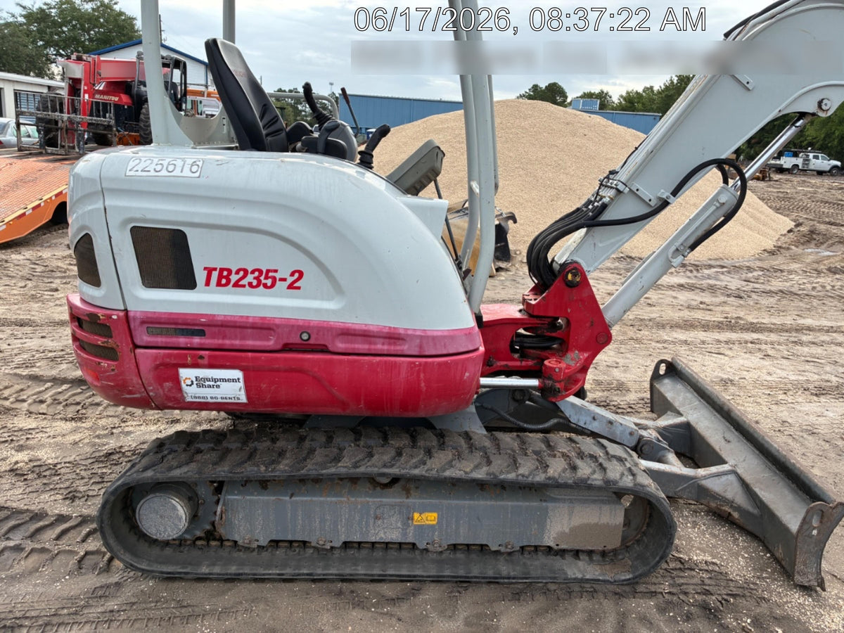 2022 TAKEUCHI TB235-2R