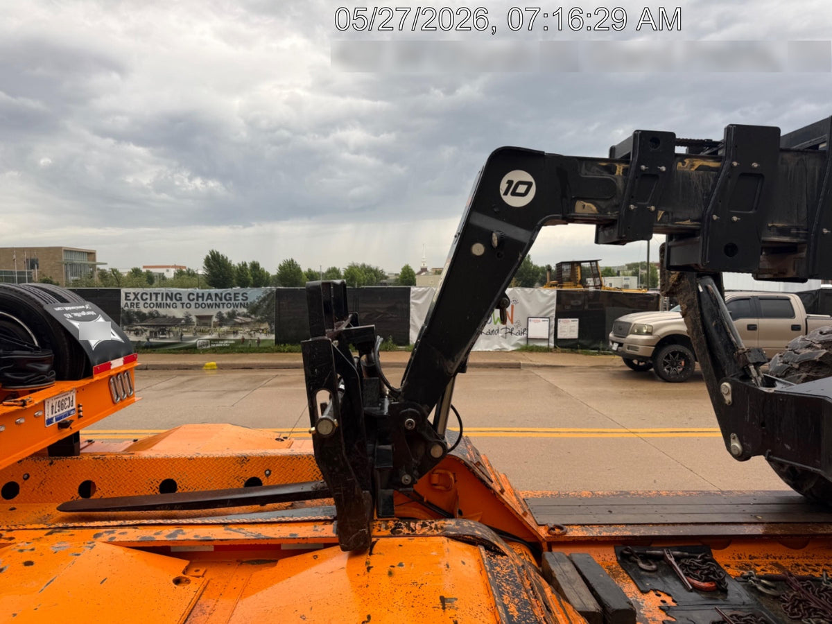 2022 JLG 1075