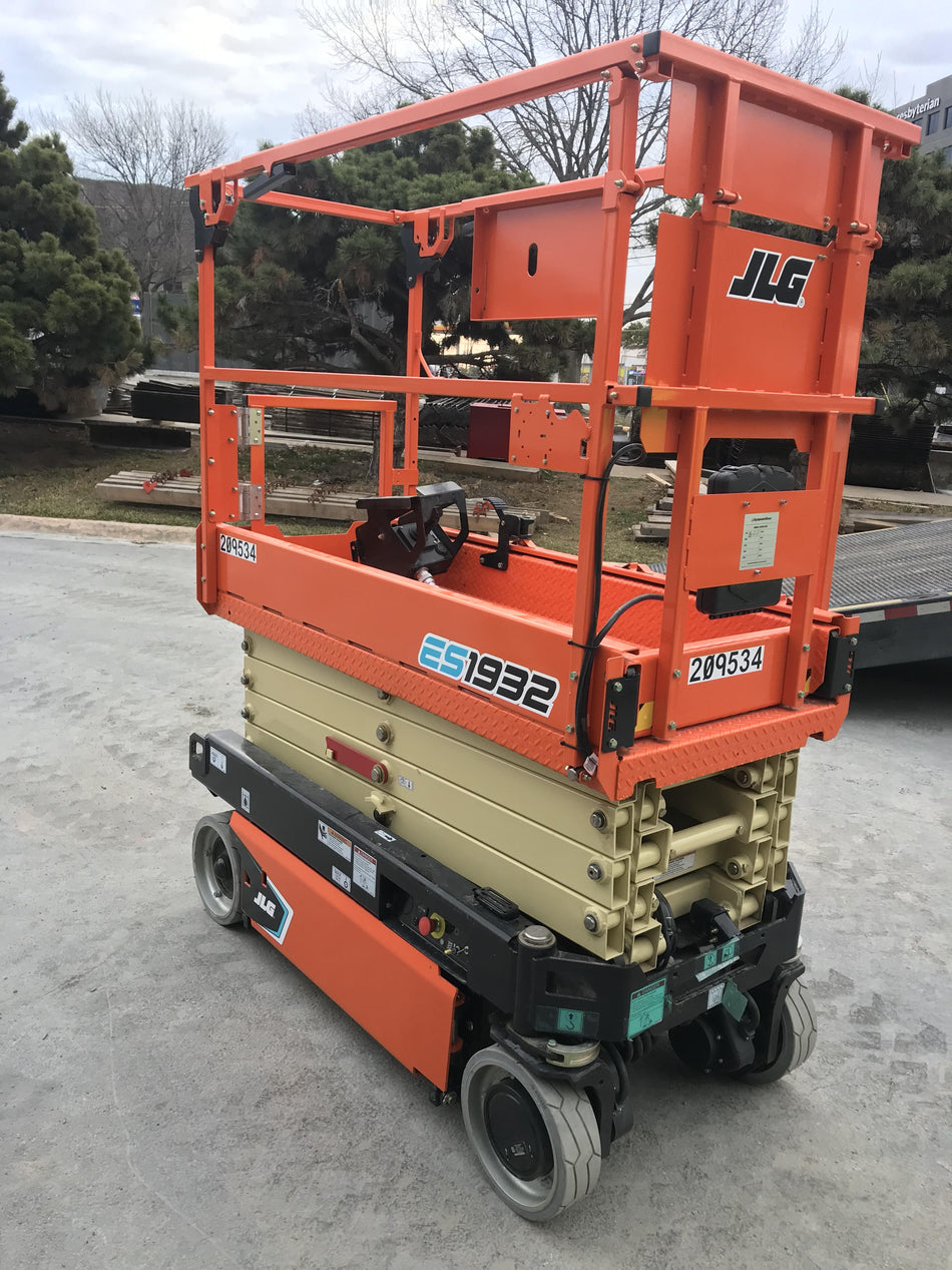 2022 JLG ES1932