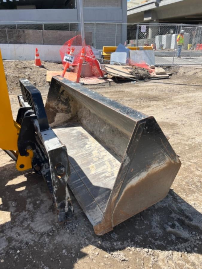 2021 JLG 1001100823