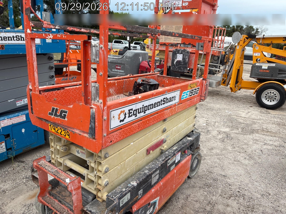 2021 JLG ES1932