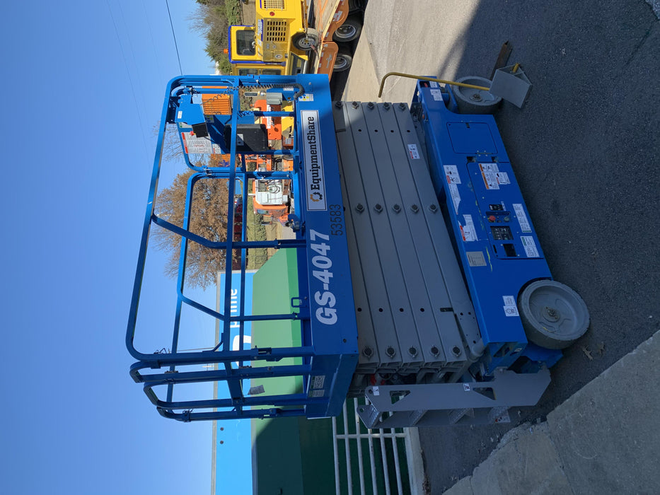 2019 Genie GS-4047 Folding rails with half height swing gate