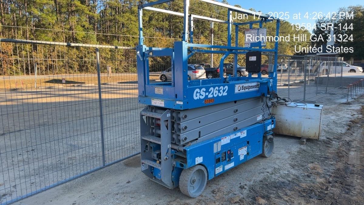 2019 Genie GS-2632 Folding rails with half height swing gate