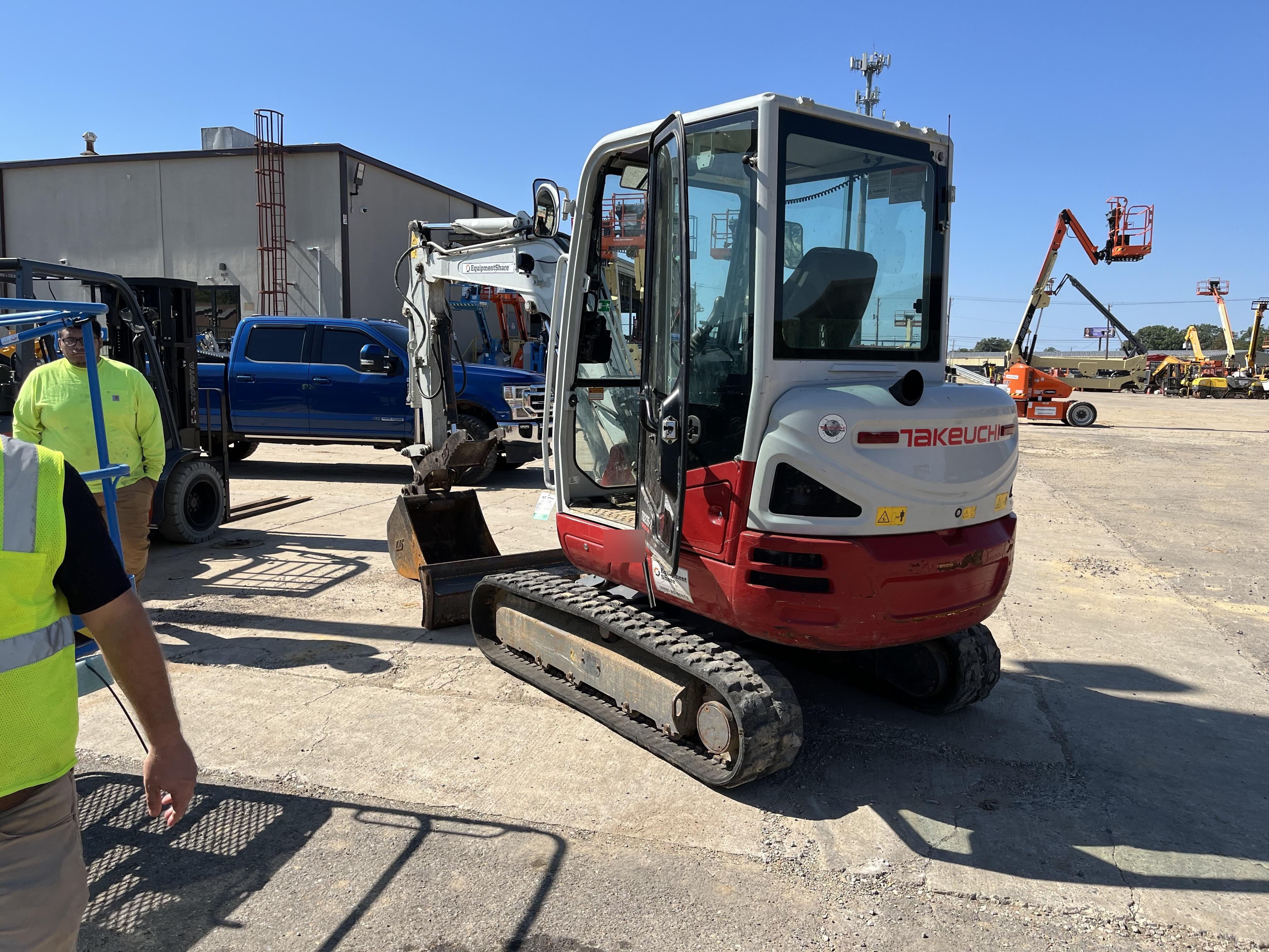 2022 TAKEUCHI TB235-2CR