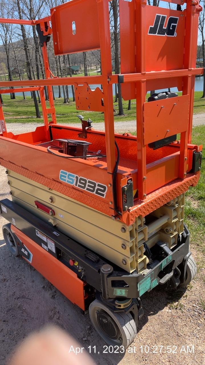 2023 JLG ES1932