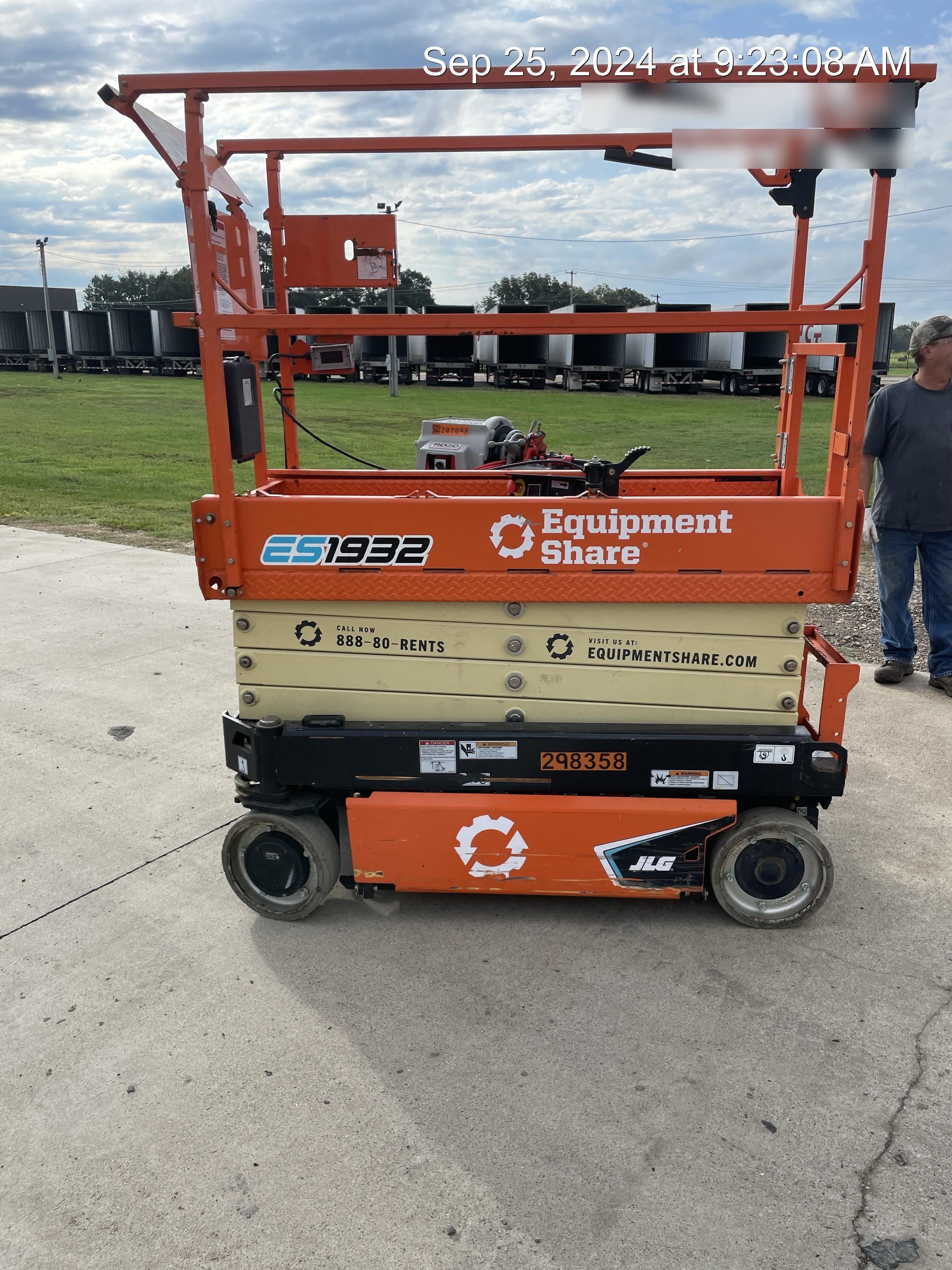 2023 JLG ES1932